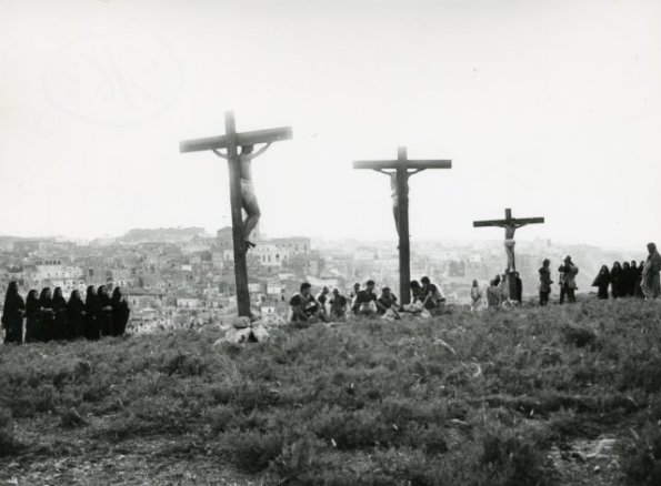 1964 - Crocifissione, scena da Il Vangelo secondo Matteo, foto di Angelo Novi 